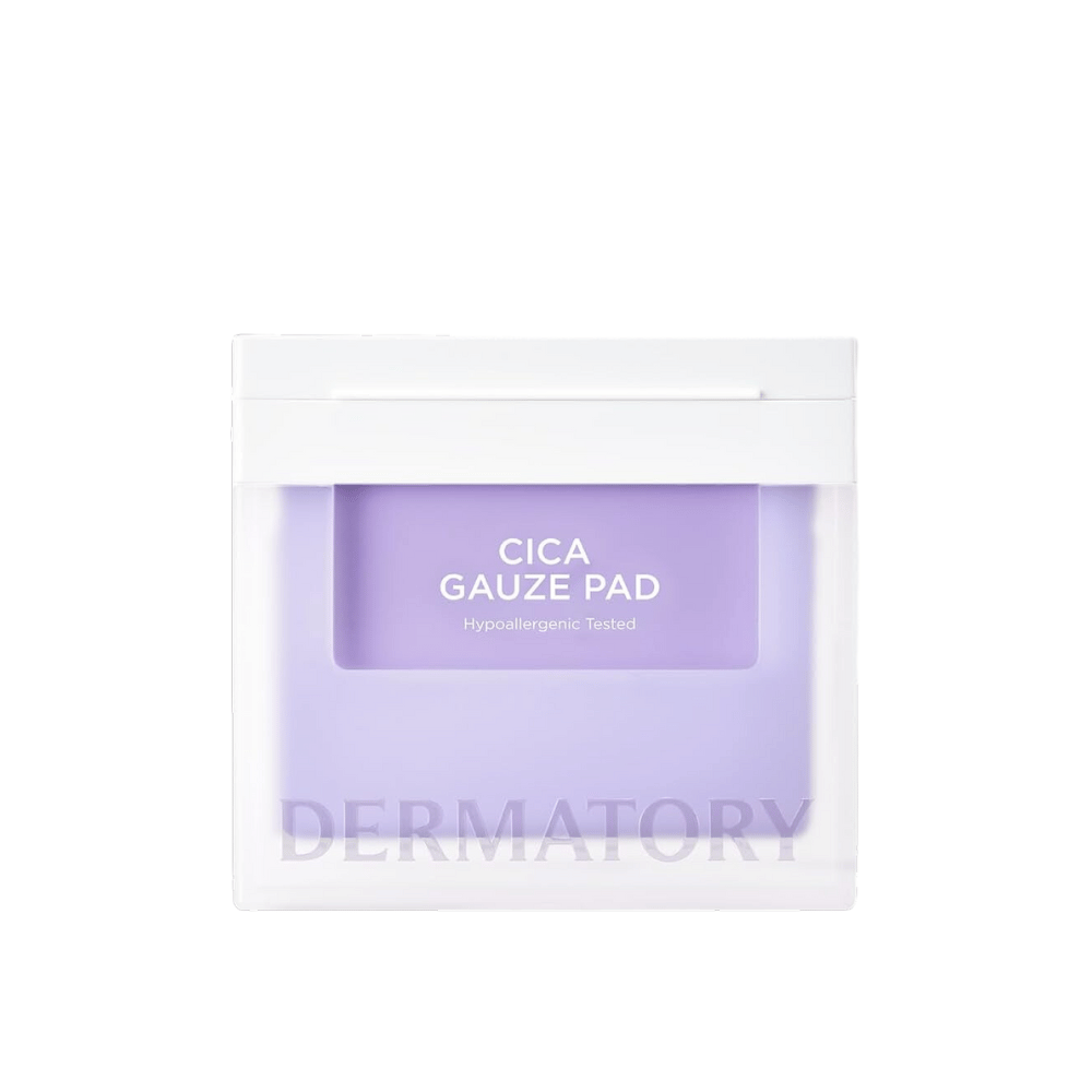 Emballage af Cica Gauze Pad, hypoallergenisk testet produkt fra Dermatory. Designet til at berolige huden og styrke dens barriere. Lilla og hvid minimalistisk emballage.