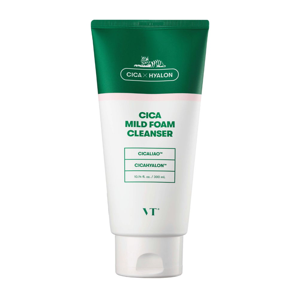 VT Cica Mild Foam Cleanser i en grøn og hvid tube mod hvid baggrund. Emballagen viser ingredienserne CICALIAO™ og CICAHYALON™, samt at produktet indeholder 300 ml.