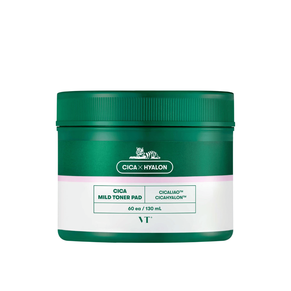 Grøn dåse med VT Cica Mild Toner Pad, 60 stk pads/130 ml, med hvid og lyserød etiket samt tigerlogo mod hvid baggrund.