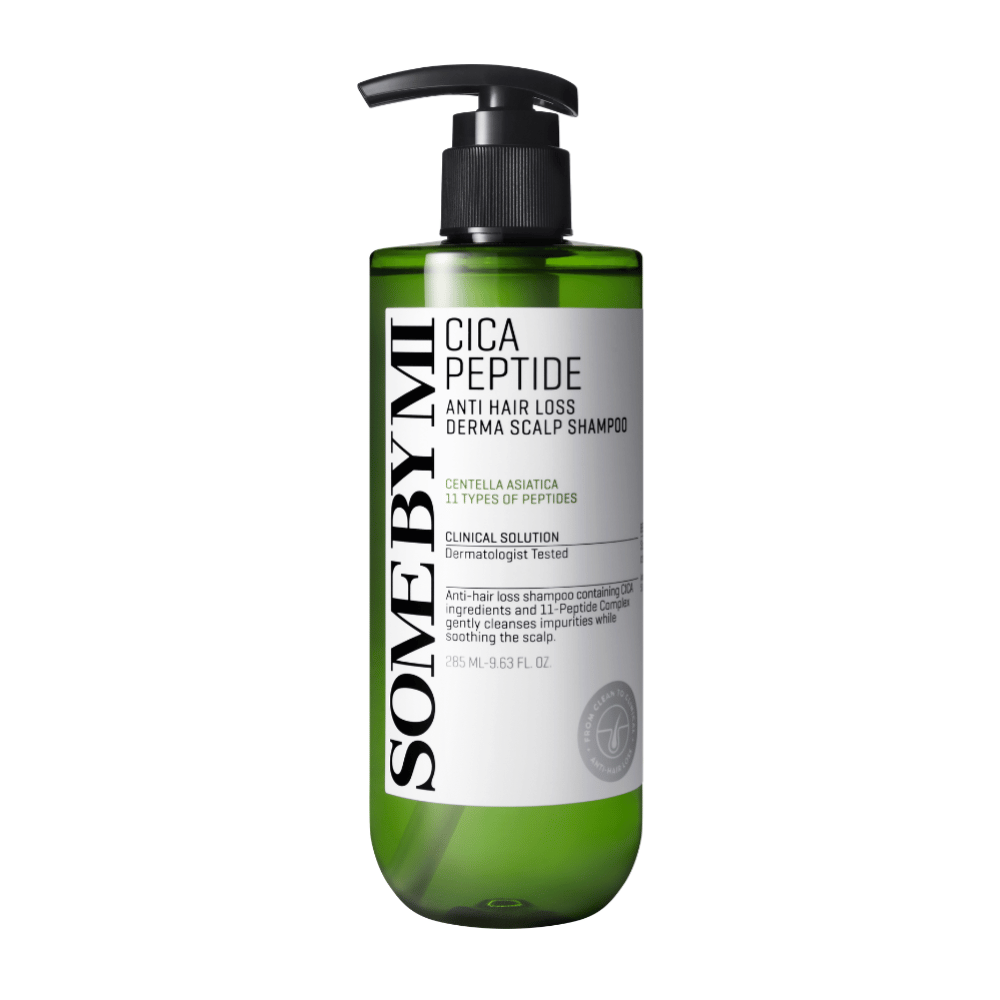 SOME BY MI Cica Peptide Anti Hair Loss Derma Scalp Shampoo i grøn plastflaske med sort pumpe og hvid etiket med sort tekst.