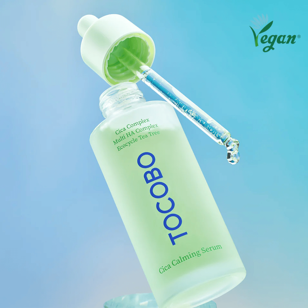 TOCOBO Cica Calming Serum med pipette mod blå baggrund, let absorberende K-beauty serum som styrker hudbarrieren og passer til sensitiv, fedtet og akne-udsat hud.