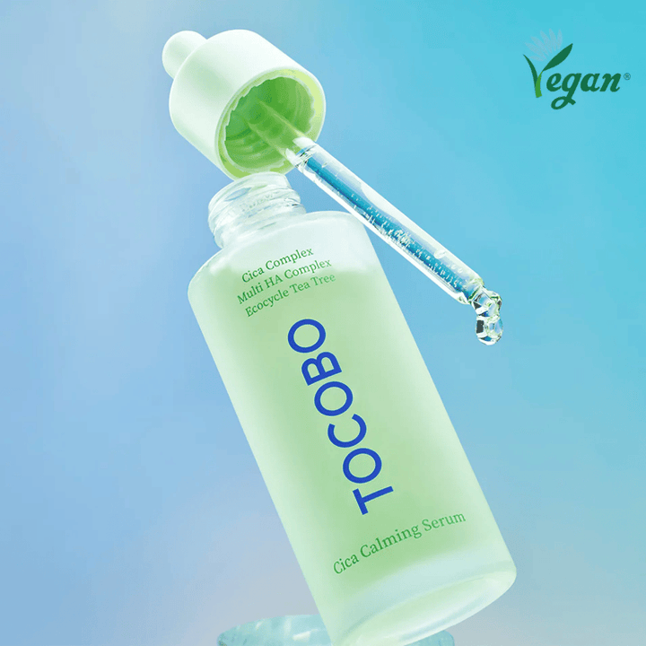 TOCOBO Cica Calming Serum med pipette mod blå baggrund, let absorberende K-beauty serum som styrker hudbarrieren og passer til sensitiv, fedtet og akne-udsat hud.