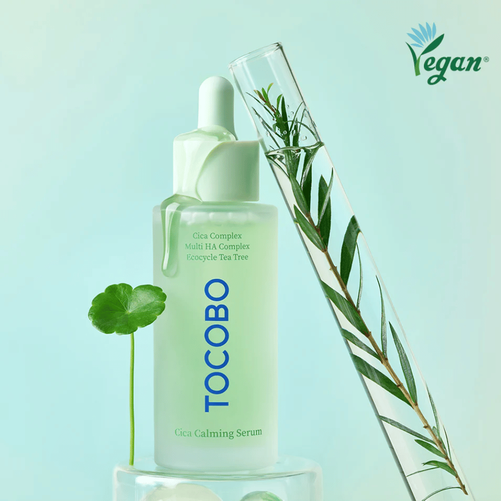 TOCOBO Cica Calming Serum sammen med cica-blade og tea tree, vegansk koreansk serum som beroliger rødme, fugter i dybden og balancerer huden.