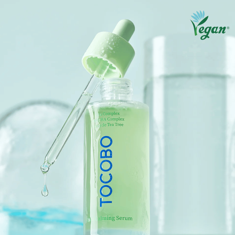 Nærbillede af TOCOBO Cica Calming Serum med pipette og dråber, fugtgivende og beroligende ansigtsserum med cica, multi HA-kompleks og tea tree for sensitiv hud.