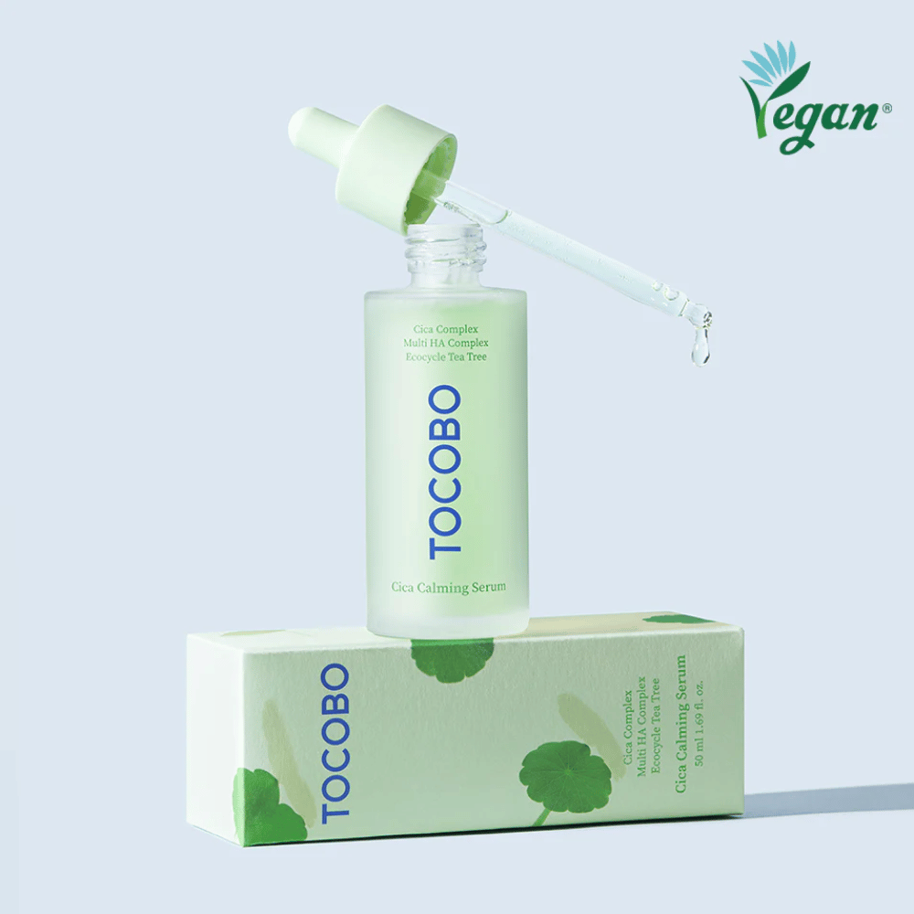 TOCOBO Cica Calming Serum placeret på produktemballage med pipette, let og beroligende K-beauty serum for irriteret og akne-udsat hud, vegansk formel med cica-kompleks.