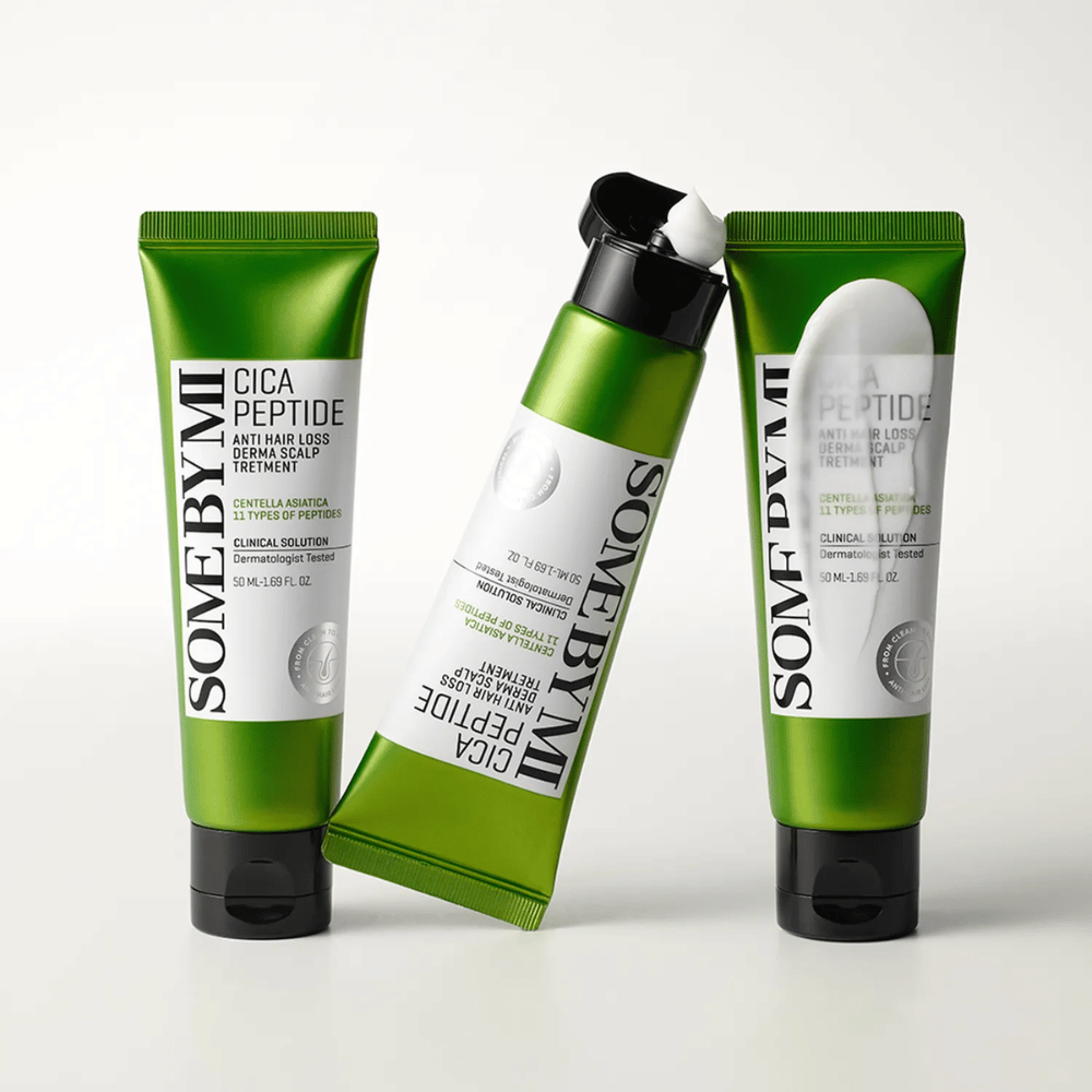 Tre tuber af SOME BY MI Cica Peptide Anti Hair Loss Derma Scalp Treatment i grønt og hvidt, hvoraf en tube er åben med hvid creme synlig.