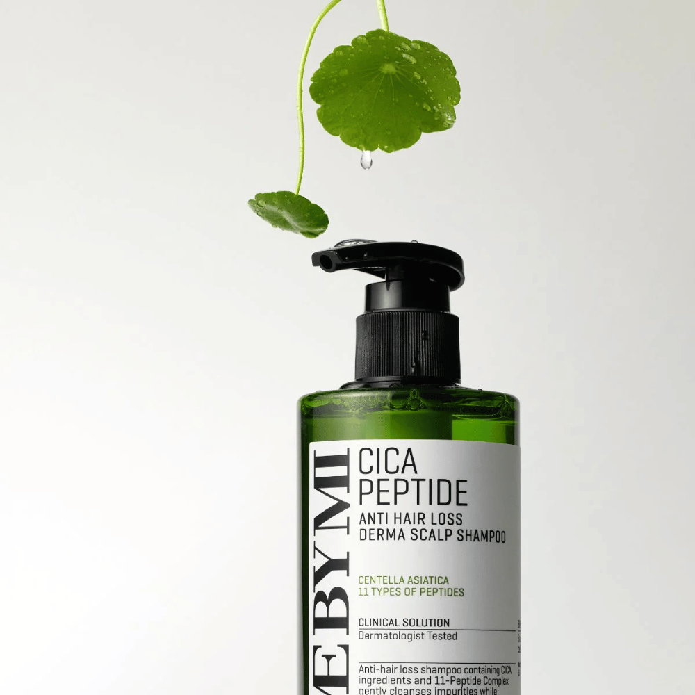 Flaske med SOME BY MI Cica Peptide Anti Hair Loss Derma Scalp Shampoo i grønt med sort pumpe og hvid etiket, omgivet af centellablade og en vanddråbe.