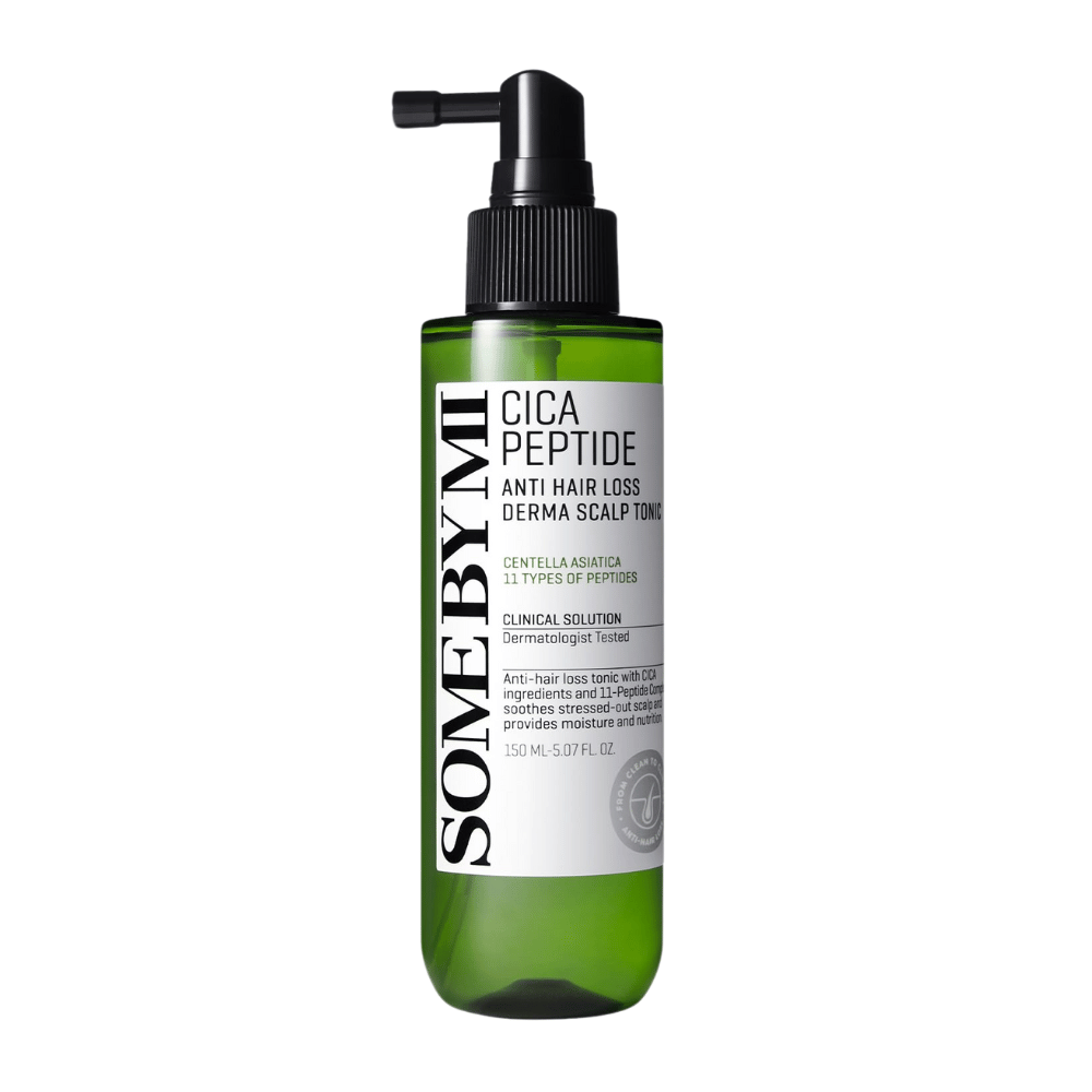 SOME BY MI Cica Peptide Anti Hair Loss Derma Scalp Tonic i grøn flaske med sort spraymundstykke og hvid etiket, vist mod hvid baggrund.