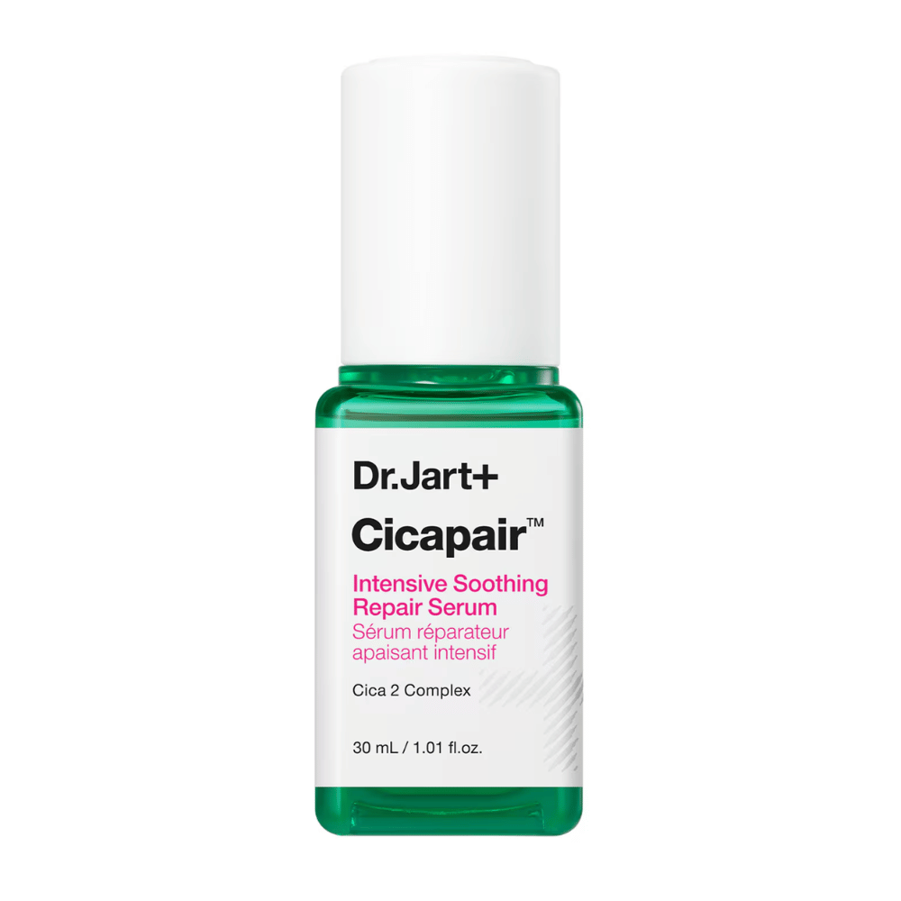 Dr.Jart+ Cicapair Intensive Soothing Repair Serum, 30 ml flaske. Flasken har en hvid kork med en grøn bund og en etiket med teksten "Cicapair Intensive Soothing Repair Serum" og "Cica 2 Complex".