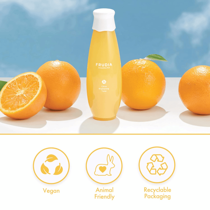 FRUDIA Citrus Brightening Toner med appelsiner – glansgivende koreansk toner med citrus, vitamin C og frugtekstrakt, der jævner hudtonen og giver naturlig glød.
