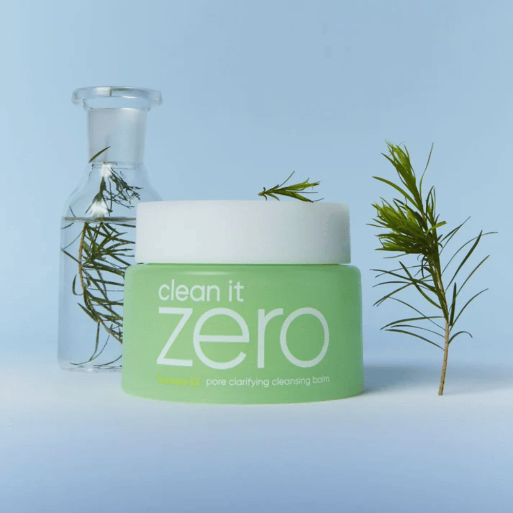 Produktbillede af Clean It Zero Pore Clarifying Cleansing Balm med tea tree-inspiration, en rensebalm der opløser makeup og urenheder, mens porerne renses skånsomt.