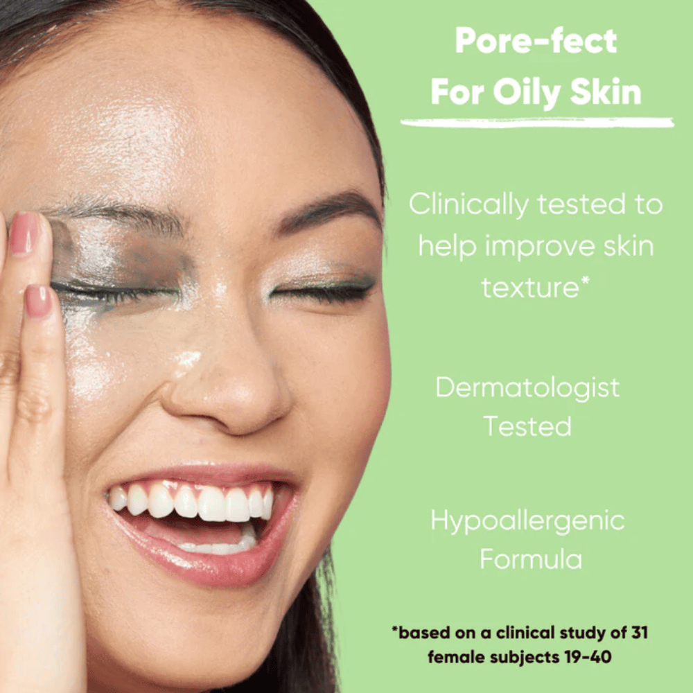 Model med frisk hud, der viser effekten af Clean It Zero Pore Clarifying Cleansing Balm, klinisk testet og hypoallergen formel, der forbedrer hudens struktur og passer til fedtet hud.