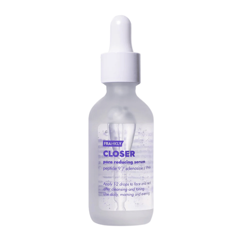 Produktbillede af FRANKLY Closer Pore Reducing Serum i glasflaske med pipette. Et serum der forfiner porer og giver fastere, klarere hud.