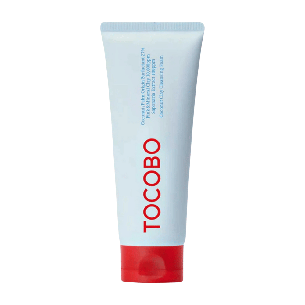 Tuben af TOCOBO Coconut Clay Cleansing Foam er synlig. Tuben er lyseblå med en rød hætte og teksten "TOCOBO" i store bogstaver på forsiden. Produktet beskrives som en kokosnødlererensningsskum og indeholder naturlige ingredienser.