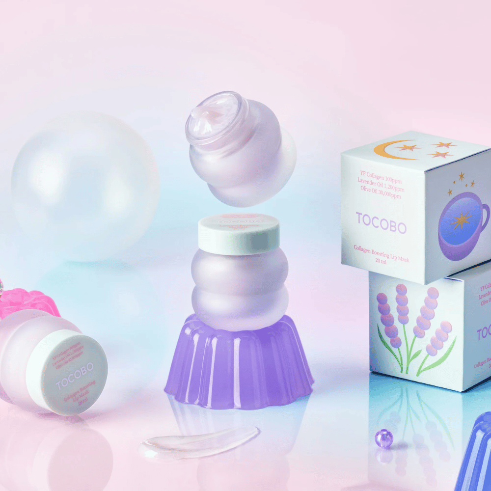 Flere krukker af TOCOBO Collagen Boosting Lip Mask med fantasifuld baggrund i pastelfarver.
