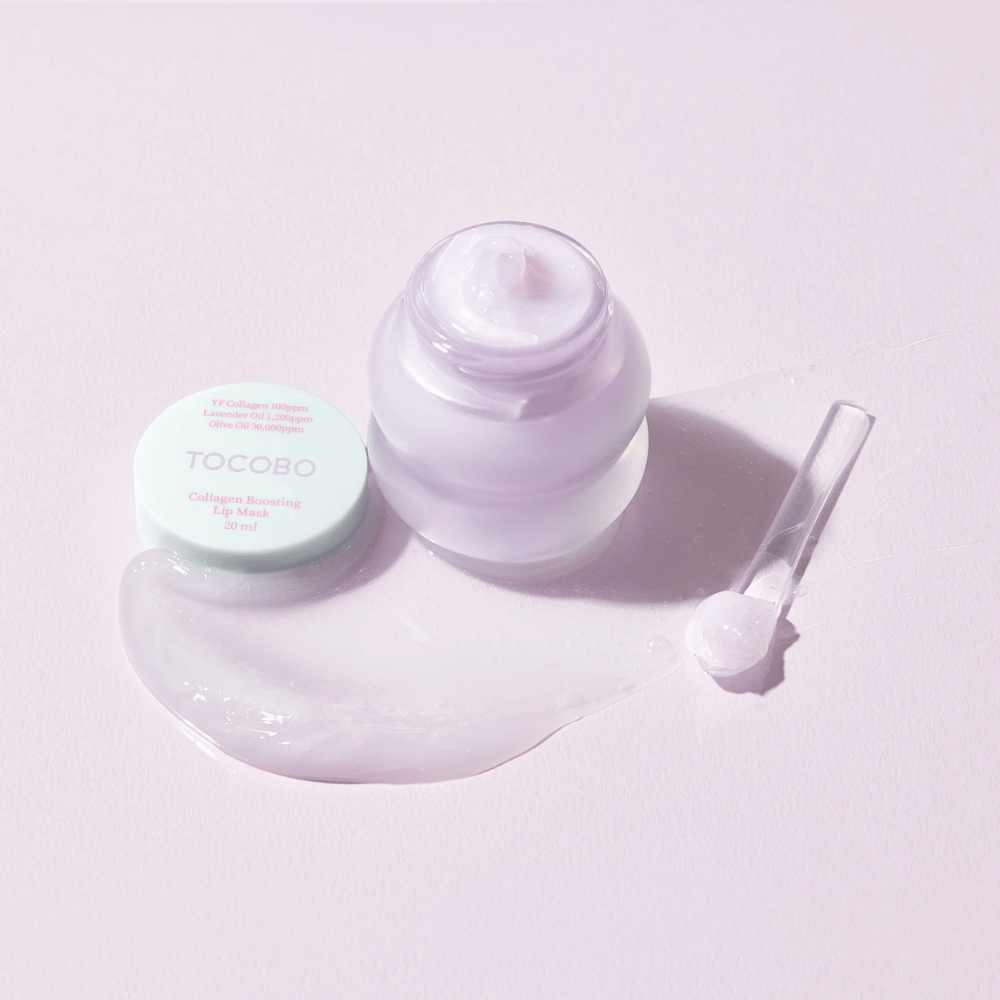 Åben krukke TOCOBO Collagen Boosting Lip Mask med spatel og spredt lilla creme på lyse lilla baggrund.
