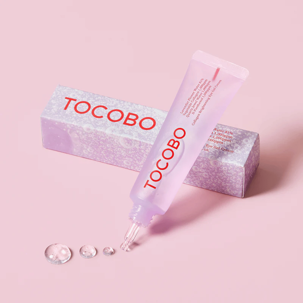 Billedet viser et produkt fra TOCOBO, som er en "Collagen Brightening Eye Gel Cream". Emballagen er lyserød med en gennemsigtig gel, der kommer ud af tuben. Produktet synes at være beregnet til at lysne og give fugt omkring øjenområdet.