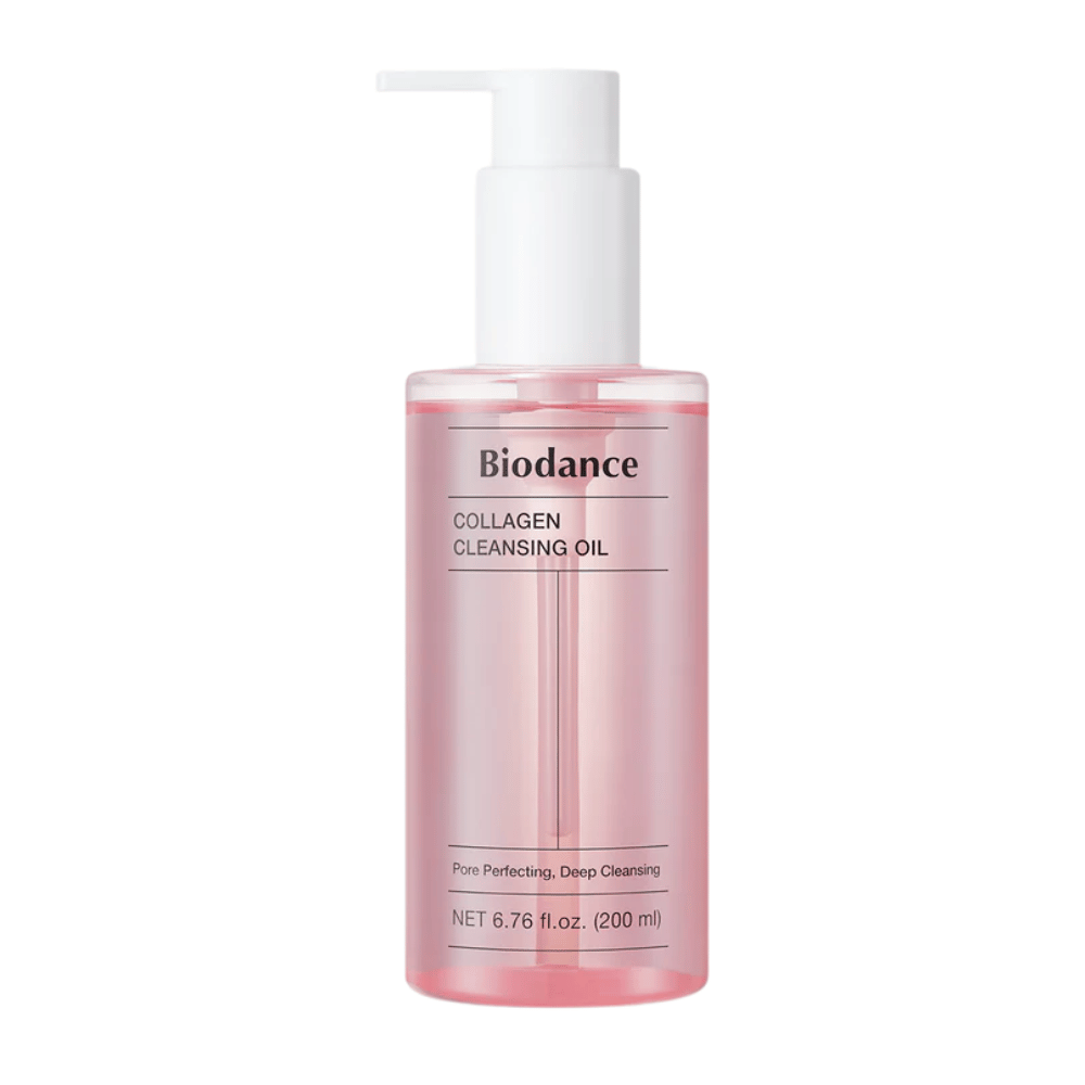 Produktbillede af Biodance Collagen Cleansing Oil i gennemsigtig lyserød flaske med hvid pumpe, teksten "Pore Perfecting, Deep Cleansing" og volumenangivelse 200 ml.