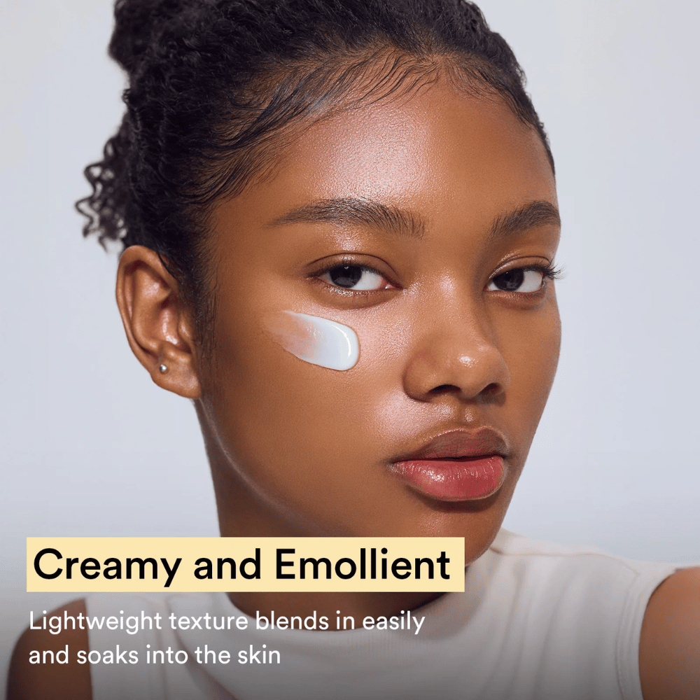 Kvinde med Abib Collagen Eye Crème på kinden. Produktet har en silkeagtig konsistens, der absorberes hurtigt og udjævner hudoverfladen.