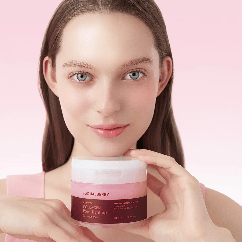 En kvinde holder en krukke Collagen Pore-Tight Up Gel Toner Pads, med en lyserød baggrund og et smil. Krukken er mærket med produktets navn og indeholder toner pads for at forbedre hudens fasthed og mindske porestørrelse.