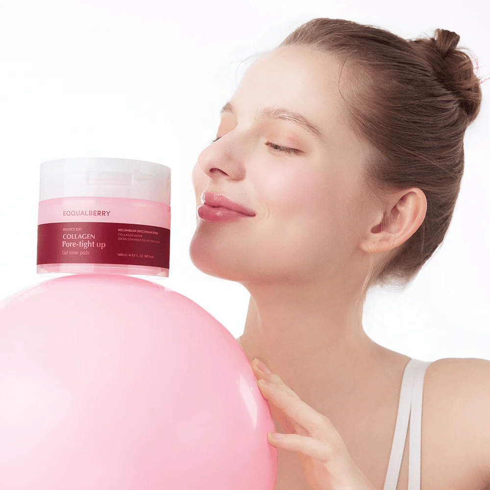 En kvinde står med en lyserød bold og en krukke Collagen Pore-Tight Up Gel Toner Pads, mens hun smiler og holder krukken tæt på sit ansigt. Krukken er mærket med produktets navn og indeholder toner pads, der hjælper med at stramme huden op og mindske porestørrelse.