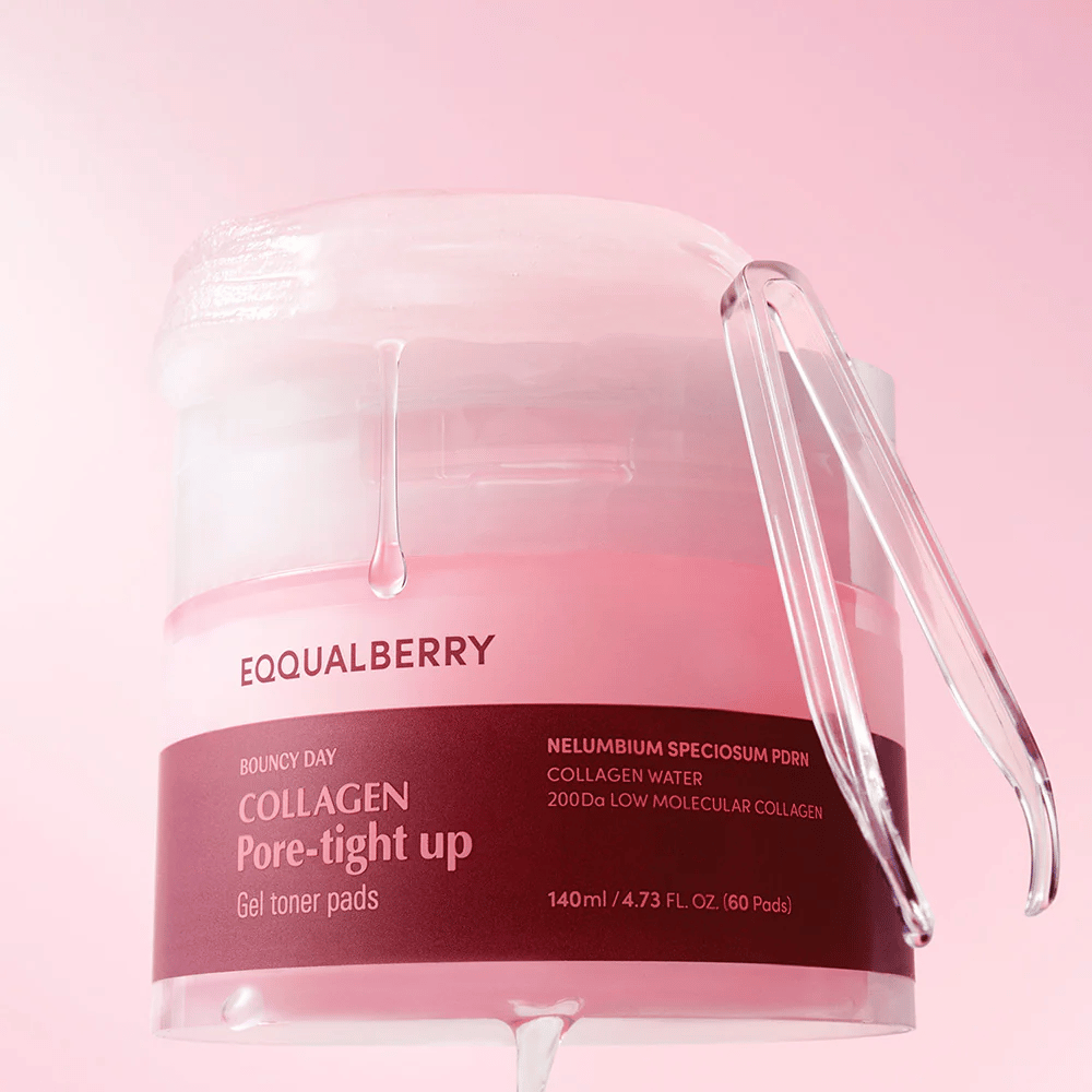 En pakke af Collagen Pore-Tight Up Gel Toner Pads, med en lyserød tone og aktive ingredienser som kollagen og Nelumbium Speciosum. Produktet viser, hvordan gel fra masken drypper fra kanten af krukken.
