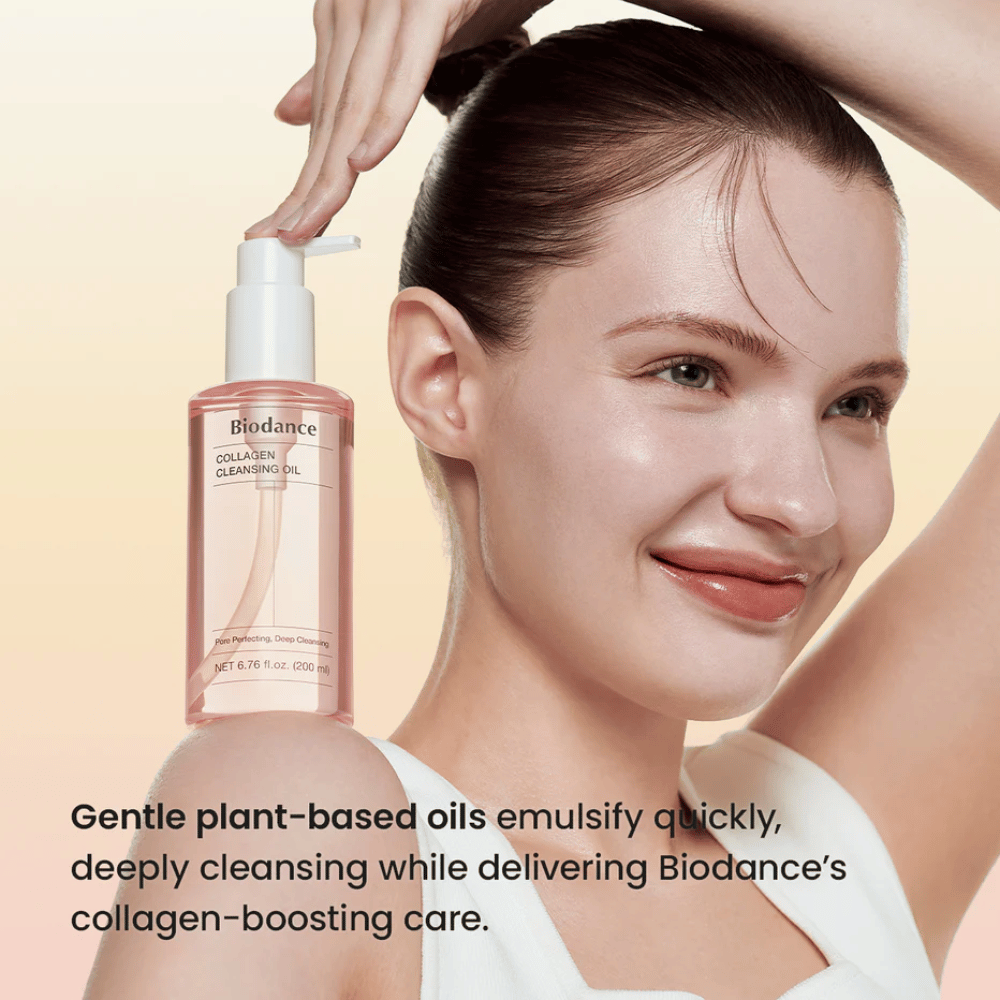 Smilende kvinde med skinnende hud bruger Biodance Collagen Cleansing Oil. Produktet vises tydeligt med tekst om plantebaserede olier og kollagenstøttende rengøring.