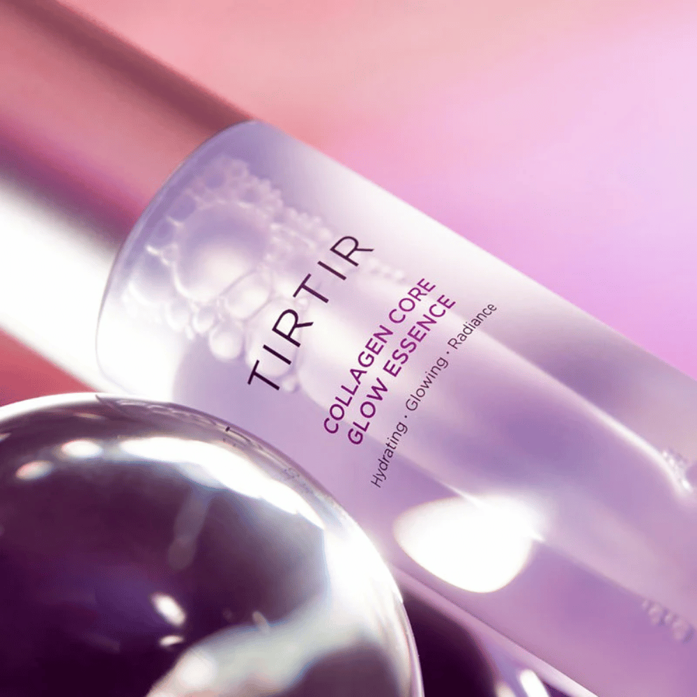 Nærbillede af TIRTIR Collagen Core Glow Essence – glansgivende essence i elegant lilla flaske med fokus på fugt og hudens naturlige glød.