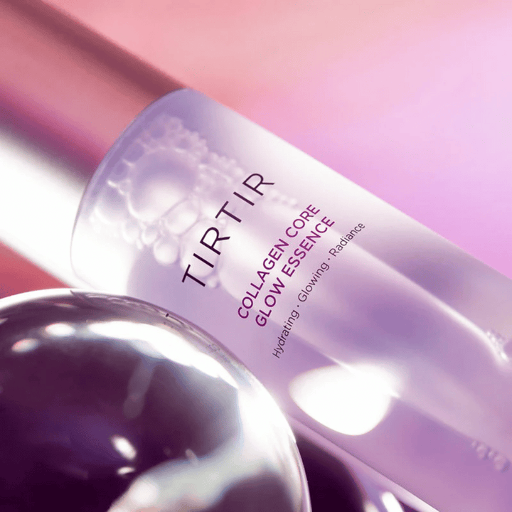Närbild av TIRTIR Collagen Core Glow Essence – lystergivande essence i elegant lila flaska med fokus på återfuktning och hudens naturliga glow.