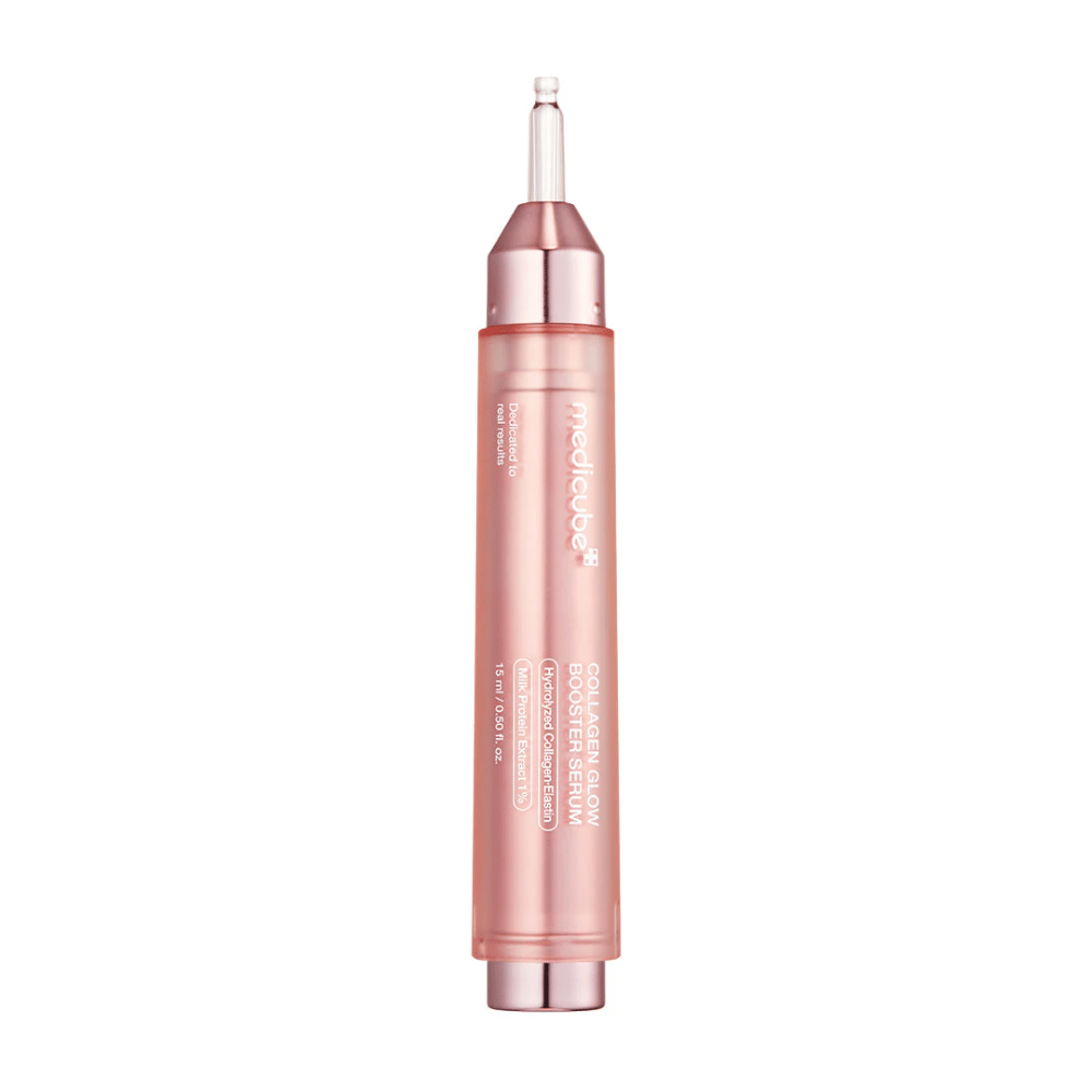 Medicube Collagen Glow Booster Serum er et avanceret hudplejeprodukt designet til at forbedre hudens glød og elasticitet. Emballagen er elegant i rosa, hvilket fremhæver serumets fokus på at give huden en ungdommelig og strålende glød.