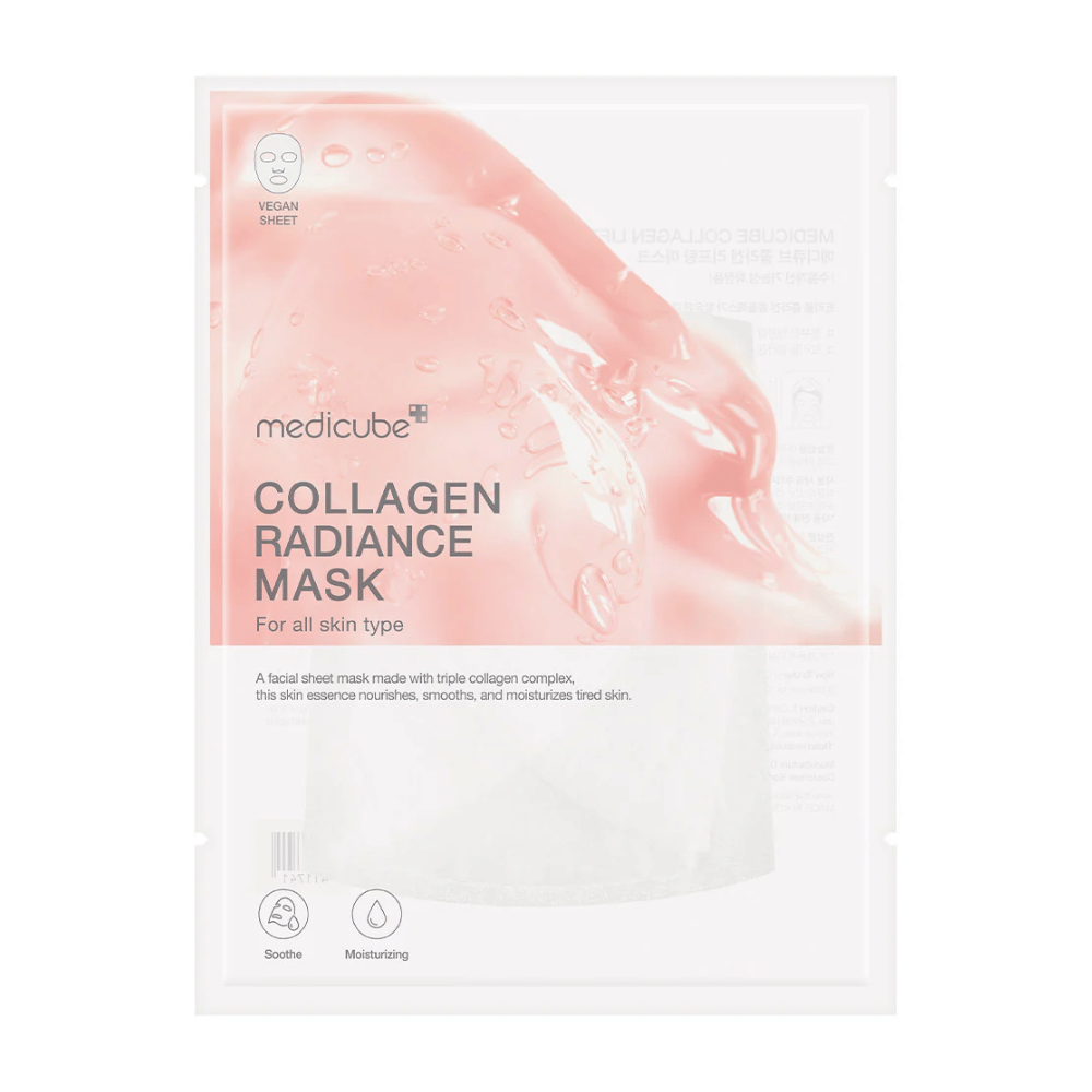Emballagen af "Medicube Collagen Radiance Mask," en ansigtsmaske med tre typer af kollagenkomplekser. Masken er beregnet til alle hudtyper og lover at fugte, udjævne og give glans til træt hud. Emballagen er i en lys farve med tydelig tekst og grafiske elementer, der fremhæver produktets egenskaber.