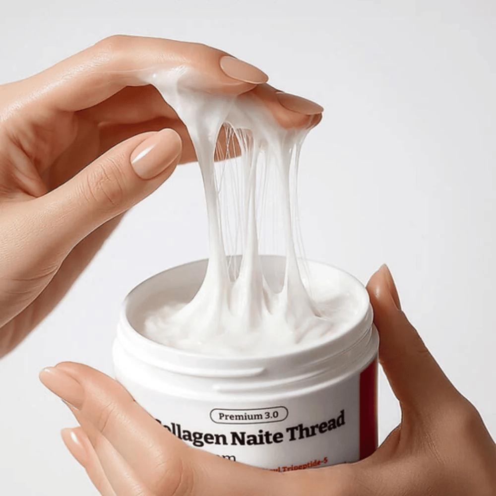 Nærbillede af MEDIPEEL Collagen Naite Thread Neck Cream Premium 3.0 som viser trådet, elastisk creme tekstur med kollagen, der giver intensiv fugt og fastere hud på hals og kæbelinje.
