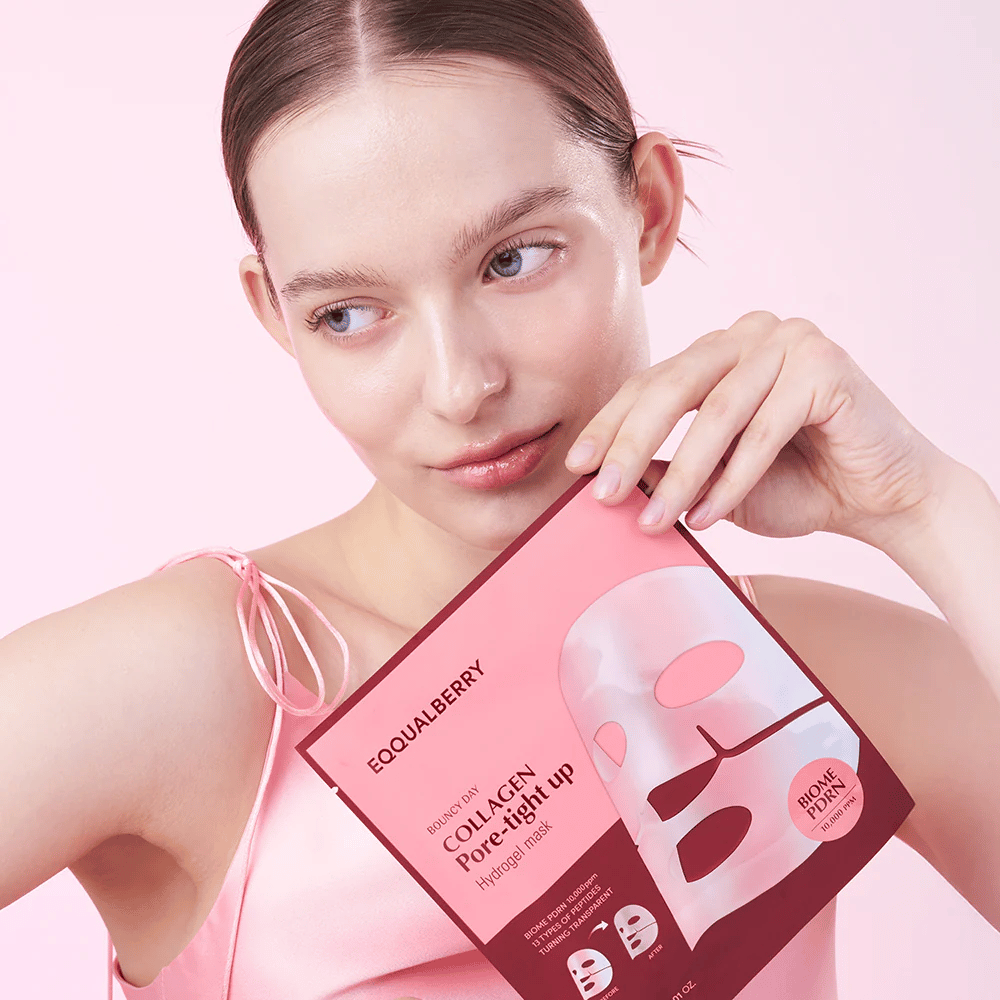 En kvinde holder en pakke med ansigtsmasken Collagen Pore-tight Up Hydrogel Mask foran sig, mens hun kigger til siden med en naturlig, frisk hud.