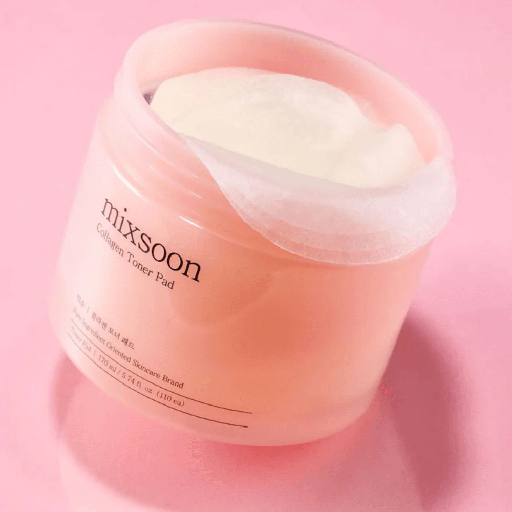 Mixsoon Collagen Toner Pad med 110 pads i en rosa krukke, fotograferet mod en rosa baggrund.