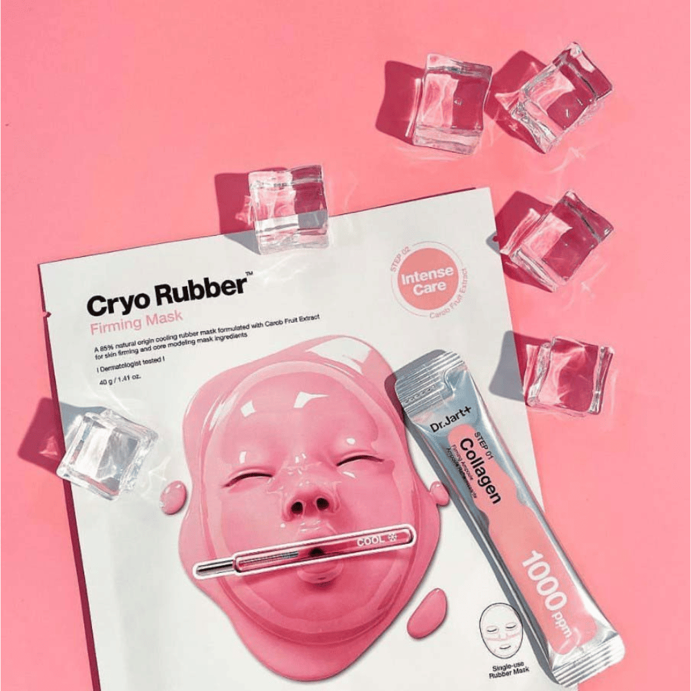 Et Dr.Jart+ produktbillede af Cryo Rubber™ Firming Mask omgivet af isterninger på en rosa baggrund, sammen med en tube mærket "Collagen 1000 ppm".