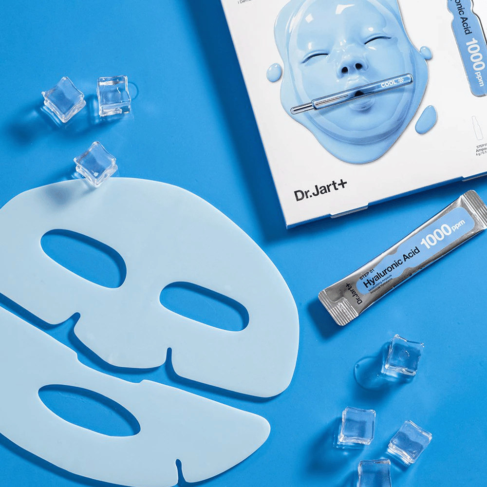 Dr.Jart+ Cryo Rubber Moisturizing Mask med todelt blå gummimaske, isterninger, hyaluronsyreampul og emballage mod blå baggrund.