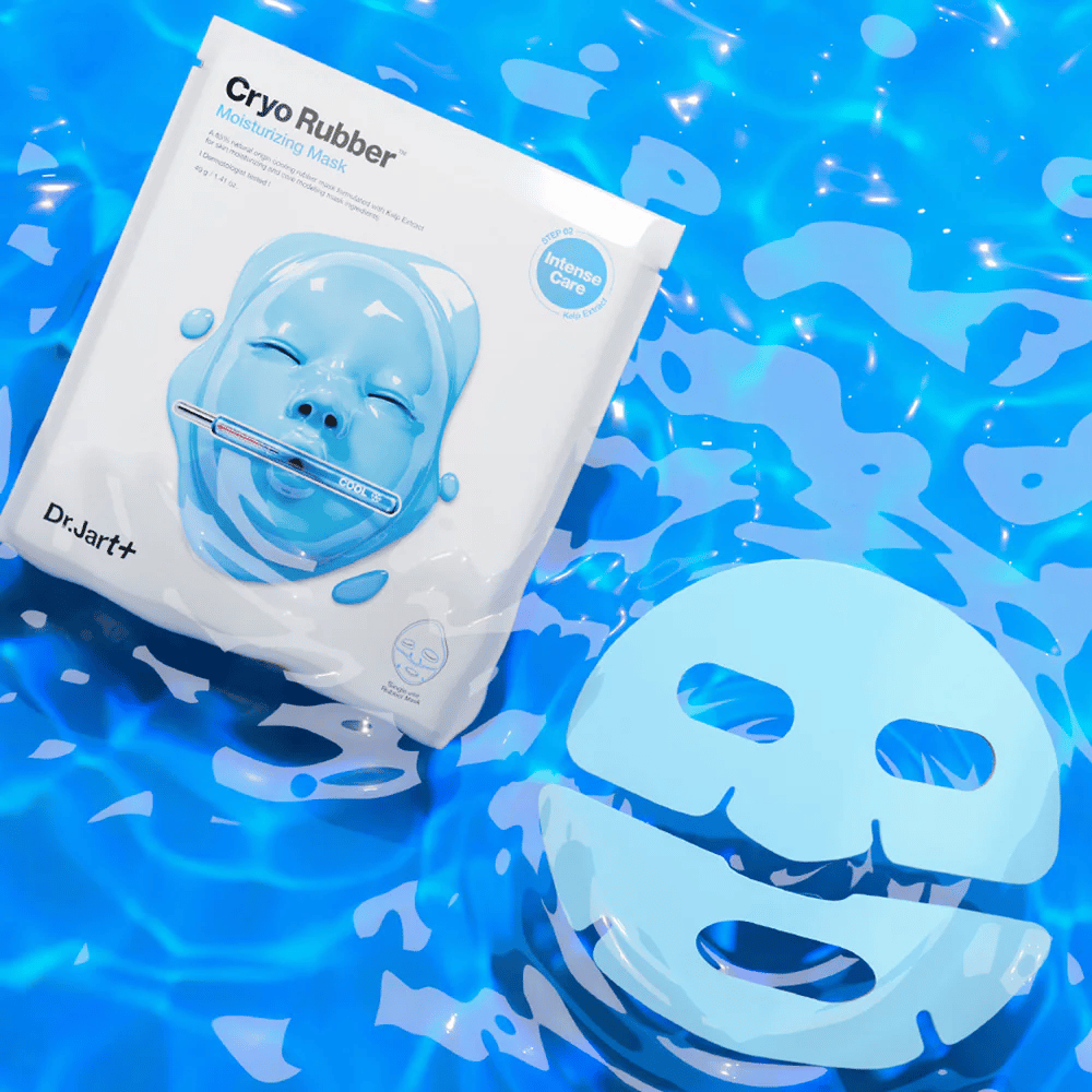 Dr.Jart+ Cryo Rubber Moisturizing Mask i blå emballage ligger på vandoverflade sammen med blå gummimaske. Produktet fremhæves som intensiv fugtpleje.