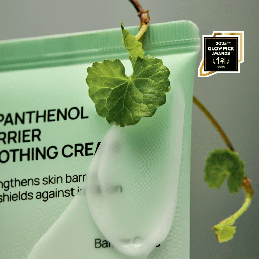 Jumiso D-Panthenol Barrier Soothing Cream med creme og grøn plante, fremhæver naturlige ingredienser.