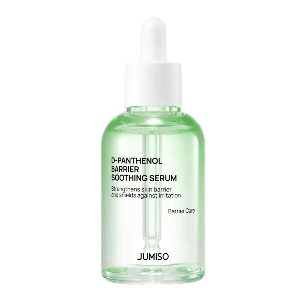 Studiofoto af Jumiso D-Panthenol Barrier Soothing Serum i grøn glasflaske med pipette, mod hvid baggrund.