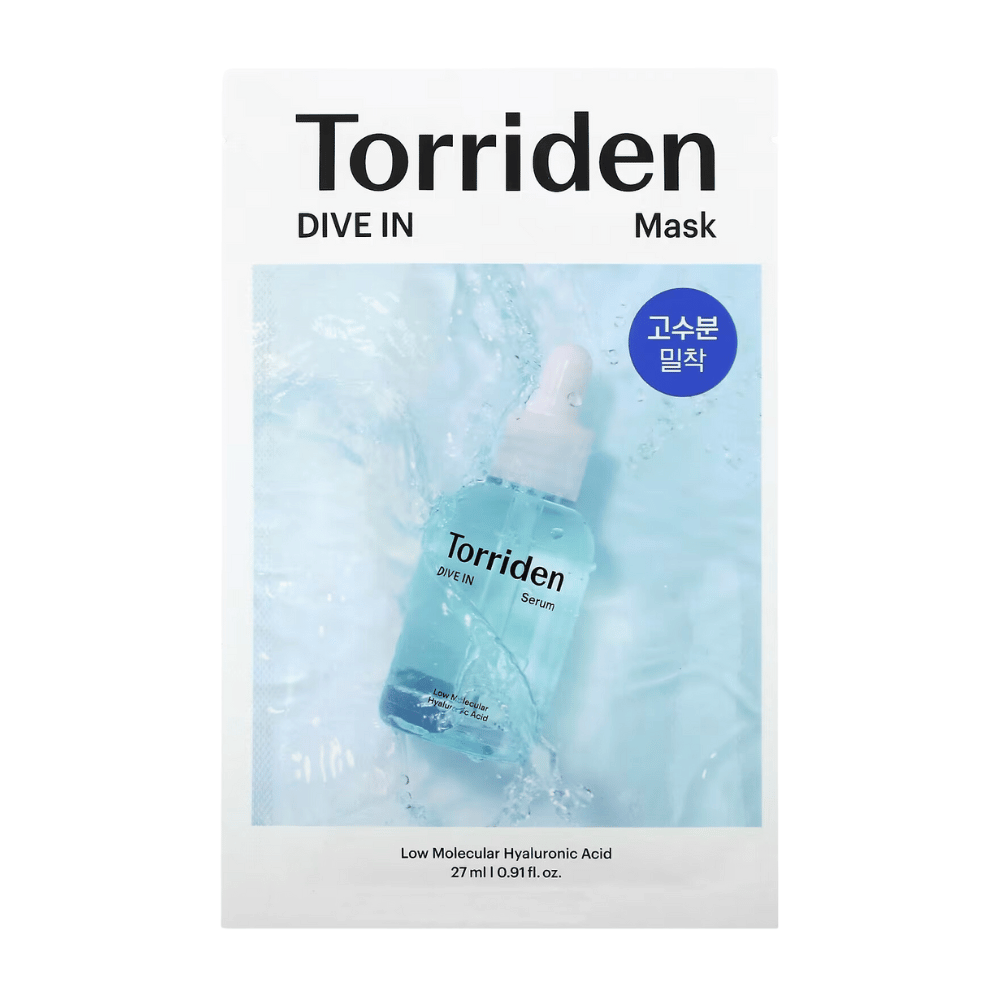 Emballage af "Torriden Dive In Mask" med hyaluronsyre, vandbaggrund.