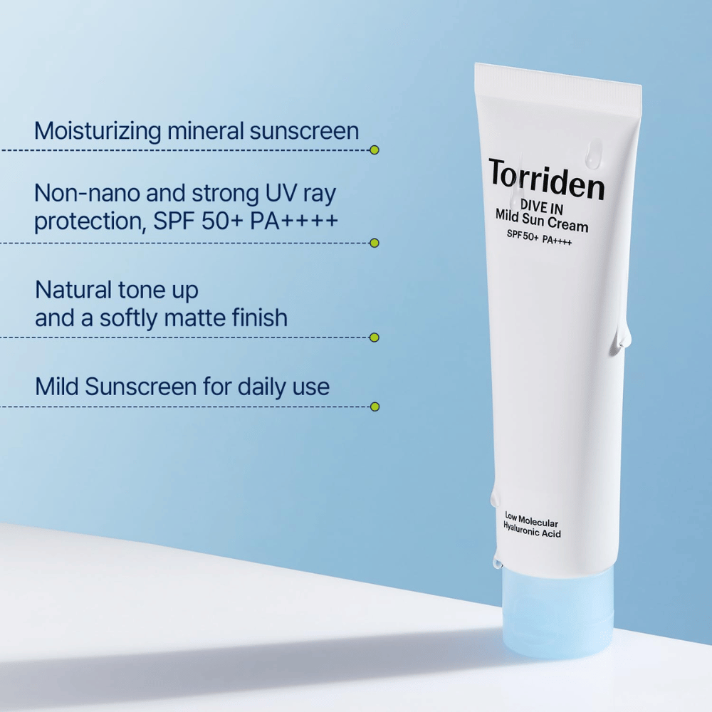 En tube solcreme står op mod en lyseblå baggrund med tekst, der beskriver egenskaber som SPF 50+, fugt og daglig brug.