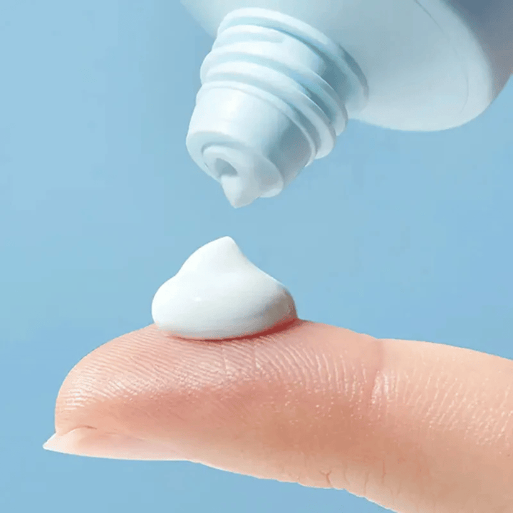 Nærbillede af Torriden DIVE-IN Moisture Sun Cream med blød, fugtgivende tekstur, som doseres på fingerspidsen til daglig solbeskyttelse.