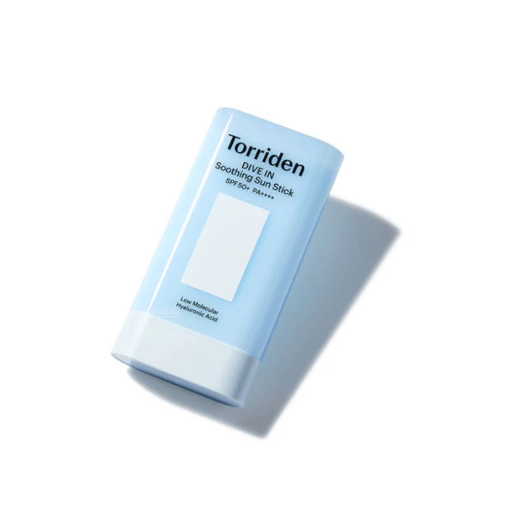 Torriden DIVE IN Soothing Sun Stick SPF50+ PA++++ fotograferet i vinkel, der fremhæver det kompakte og smidige design.