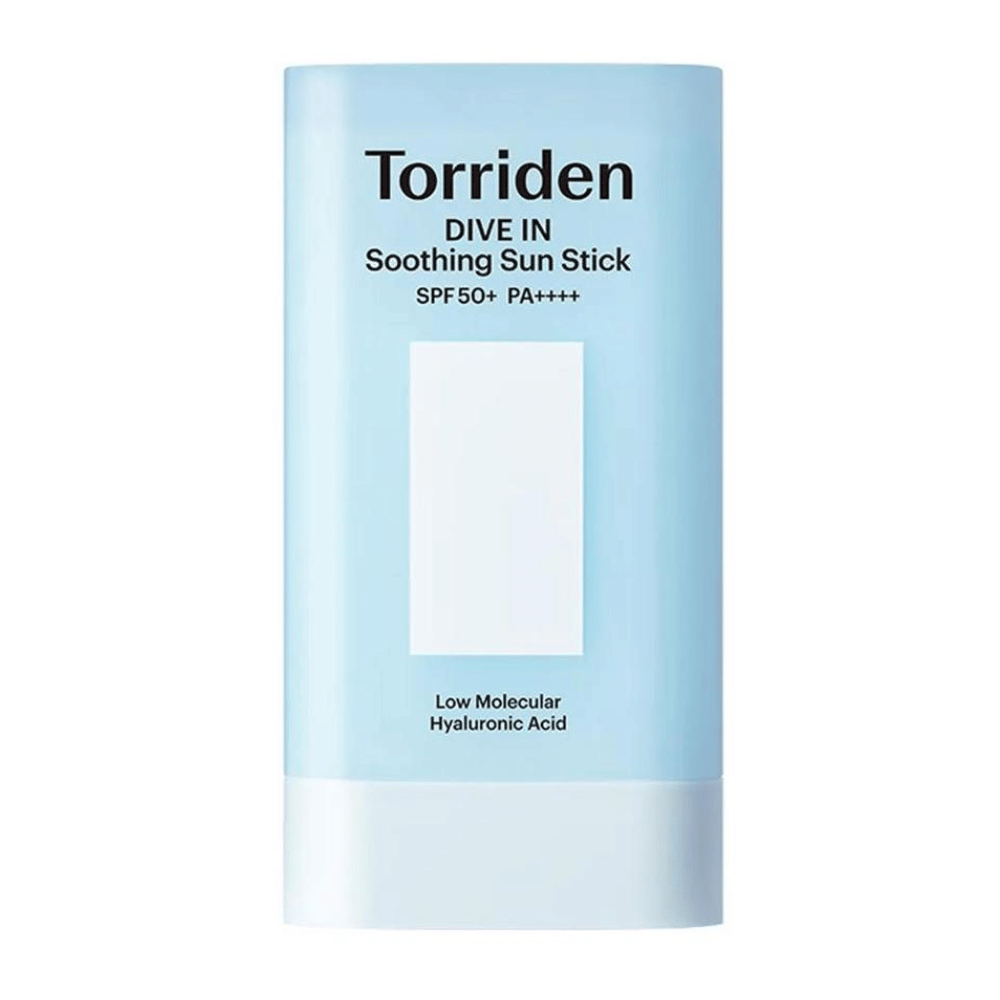 Torriden DIVE IN Soothing Sun Stick SPF50+ PA++++ med lavmolekylær hyaluronsyre i lyseblå emballage mod neutral baggrund.