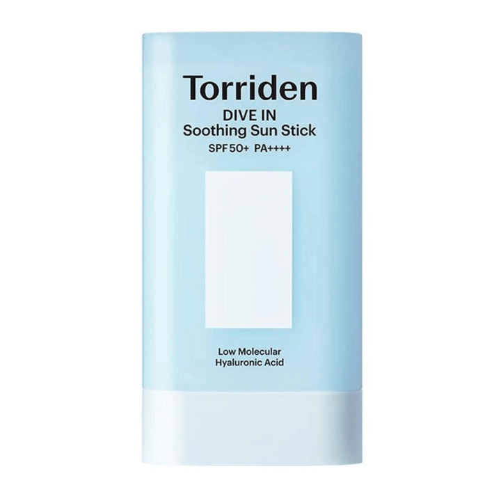 Torriden DIVE IN Soothing Sun Stick SPF50+ PA++++ med lavmolekylær hyaluronsyre i lyseblå emballage mod neutral baggrund.