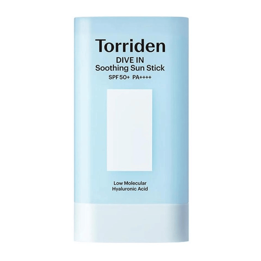Torriden DIVE IN Soothing Sun Stick SPF50+ PA++++ med lavmolekylær hyaluronsyre i lyseblå emballage mod neutral baggrund.