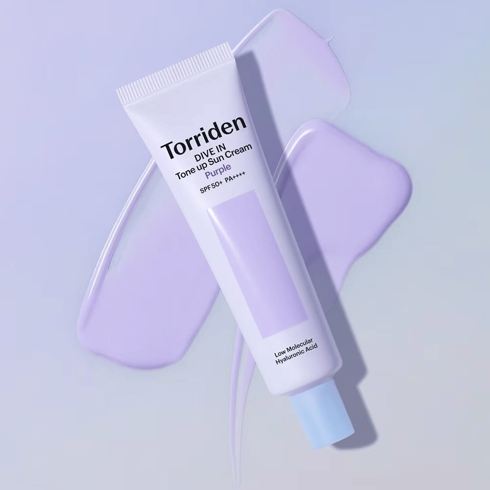 Torriden DIVE IN Tone Up Sun Cream Purple placeret på udsmurt lilla creme, som fremhæver den toneudjævnende og glødgivende effekt.