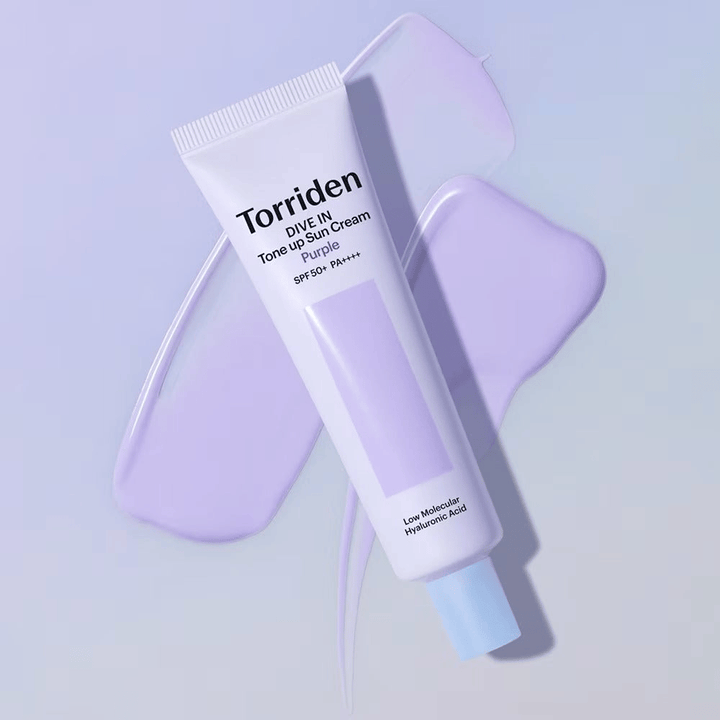Torriden DIVE IN Tone Up Sun Cream Purple placeret på udsmurt lilla creme, som fremhæver den toneudjævnende og glødgivende effekt.