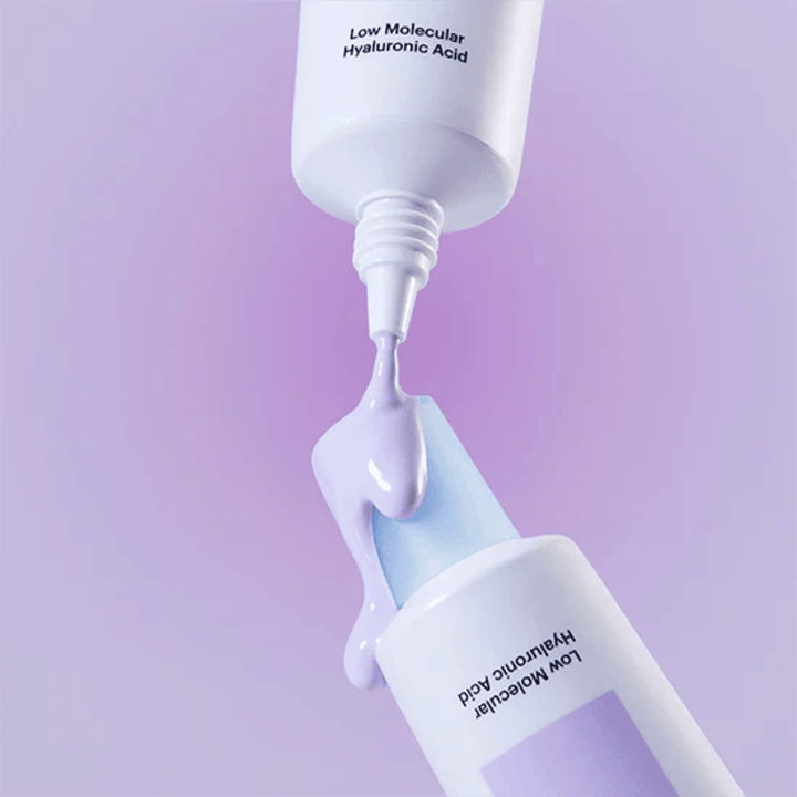 Nærbillede af Torriden DIVE IN Tone Up Sun Cream Purple, hvor den lilla creme påføres fra tuben for at illustrere produktets konsistens.