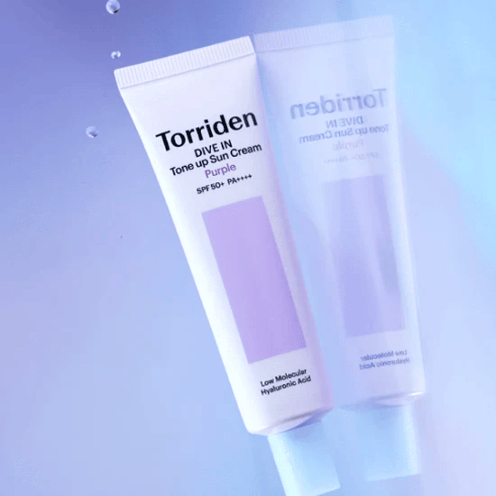 Torriden DIVE IN Tone Up Sun Cream Purple SPF50+ PA++++ fotograferet mod en blød lilla baggrund, som fremhæver produktets lysreflekterende design.